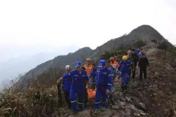 銀行行長登山遇難，失足跌入四五十米深峽谷(2)