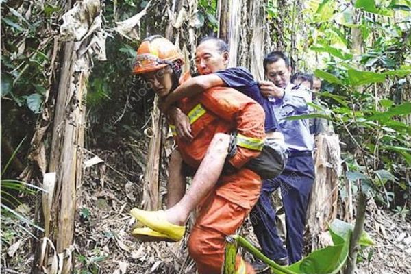 老人迷路被困懸崖邊50余小時，靠山泉維持生命(1)