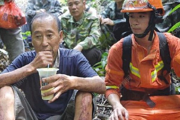 老人迷路被困懸崖邊50余小時，靠山泉維持生命(2)