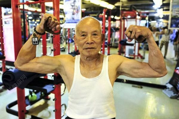 96歲老人健身26年成網(wǎng)紅，老人適合做哪些健身運(yùn)動(dòng)？(1)