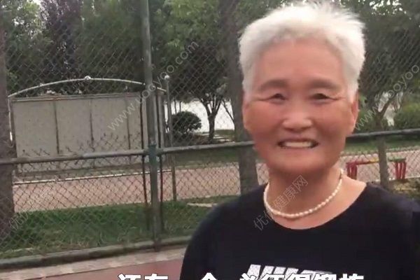 73歲籃球奶奶每天打球能輕松上籃，老年人適合什么運(yùn)動？(2)