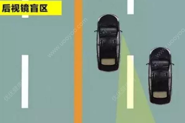 司機(jī)開(kāi)車出車庫(kù)，事后查看行車記錄儀被嚇出一身汗(3)