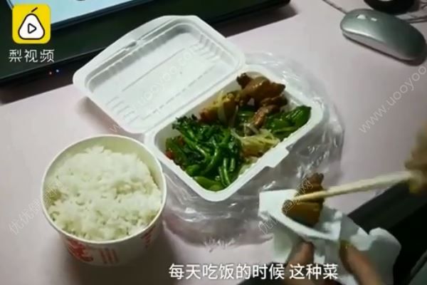 表演系女生吃飯用紙吸油，因為長胖會掛科！(1)