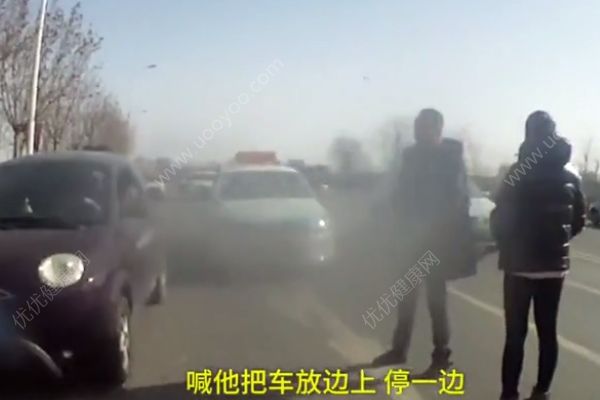 真冤！情侶吵架堵路，3人科目三掛了(3)