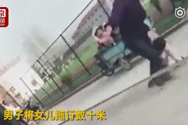 男子當(dāng)街暴打女兒：鞋子抽臉、拽衣拖行(3)