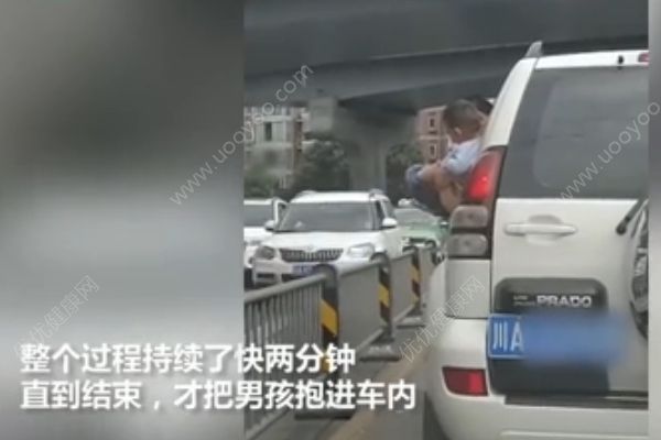 男孩被抱出車窗外撒尿，期間車子還開了一小段(2)