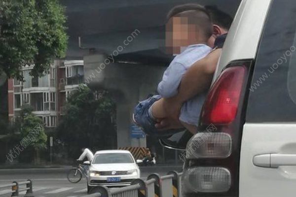 男孩被抱出車窗外撒尿，期間車子還開了一小段(4)