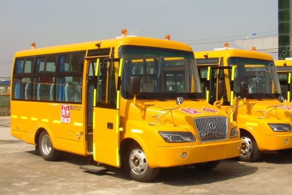 安徽宿州幼兒園校車翻車，司機身亡一名學生受傷(3)