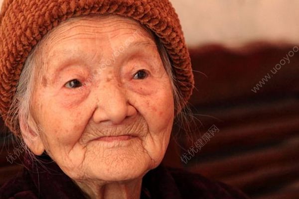 101歲老人每天40個仰臥起坐，老人做仰臥起坐要注意什么(4)