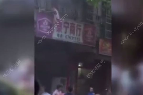 海南澄邁金江一建筑發(fā)生火災(zāi)，眾人搭人肉氣墊接住被困男童(1)