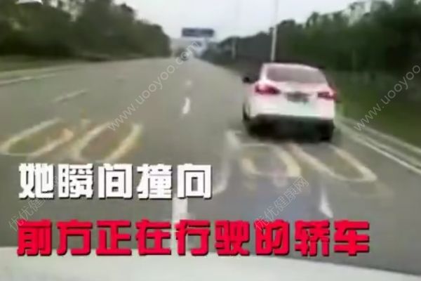 開車玩手機有多危險，女子開車玩手機撞前車(2)