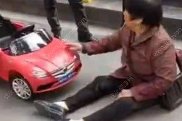 3歲娃騎童車絆倒大媽，算不算交通事故？雙方爭執(zhí)交警犯難(2)