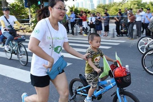 3歲娃騎童車絆倒大媽，算不算交通事故？雙方爭執(zhí)交警犯難(3)