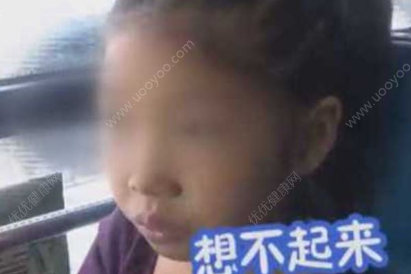 爸爸讓7歲女兒自己坐公交鍛煉，結(jié)果把女兒跟丟了(1)