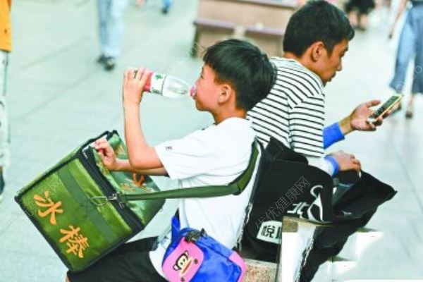 9歲男孩街頭賣冰棍掙零花錢，如何培養(yǎng)孩子金錢觀(2)