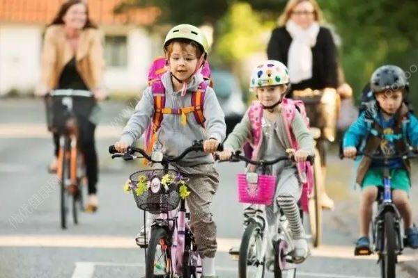 10歲男童騎車(chē)沖破欄桿從5米臺(tái)階摔落，送醫(yī)不治身亡(4)