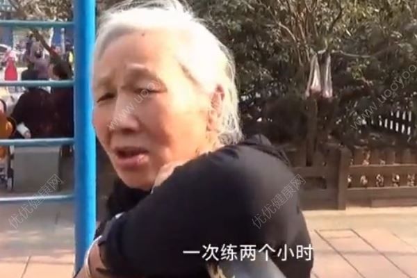 八旬奶奶健身20年成達人，能連續(xù)做上千仰臥起坐(1)