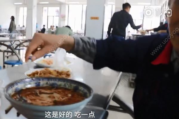 食堂大爺撿學生剩飯吃，看到糧食糟蹋心里不舒坦(4)