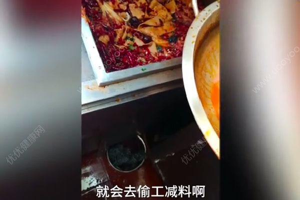 直擊小龍坎老火鍋后廚：“老油”反復(fù)用，餐具拖把一起洗！(1)