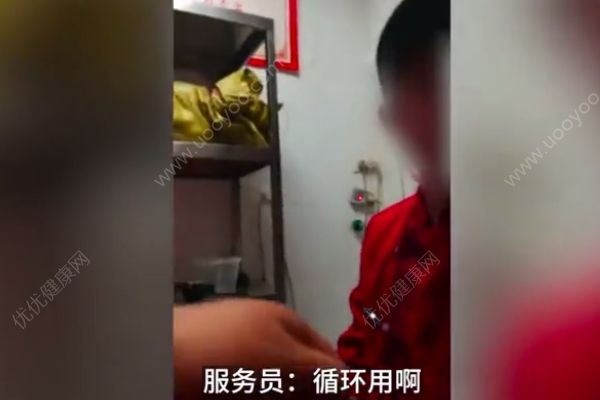 直擊小龍坎老火鍋后廚：“老油”反復(fù)用，餐具拖把一起洗！(3)