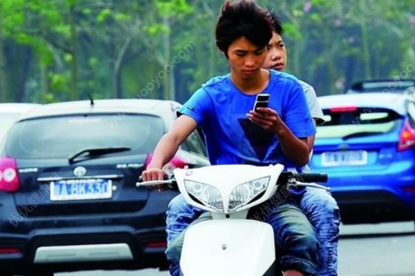 女子騎車看手機追尾前車，倒地翻滾一圈繼續(xù)看手機(4)