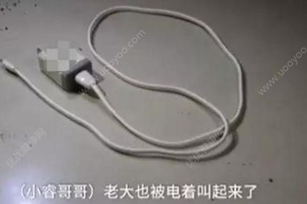 男孩玩手機胸口燒焦身亡，哥哥去拉他也被電擊(1)