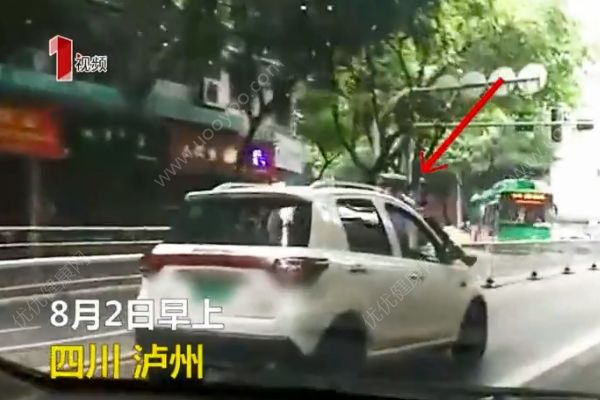 男子駕車(chē)一路狂飆，倆交警掛車(chē)身上被拖行數(shù)百米(1)