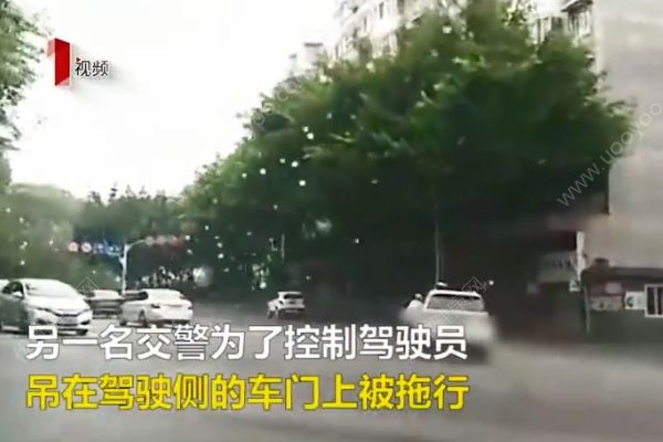 男子駕車(chē)一路狂飆，倆交警掛車(chē)身上被拖行數(shù)百米(2)