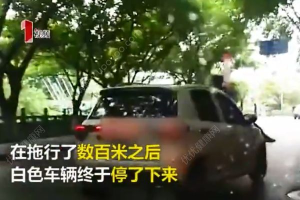 男子駕車(chē)一路狂飆，倆交警掛車(chē)身上被拖行數(shù)百米(3)