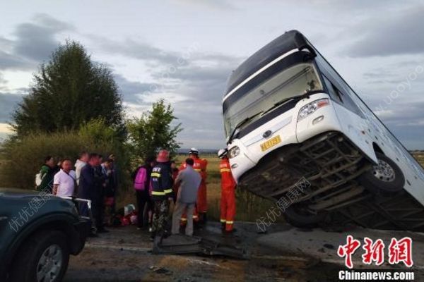 京藏高速一旅游大巴與貨車相撞，1人遇難11人受傷(1)