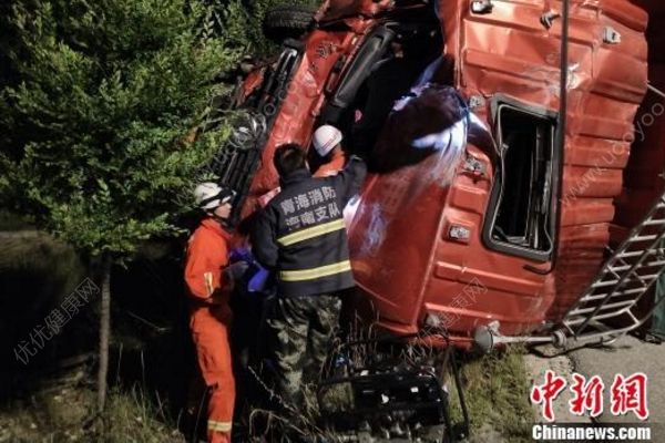 京藏高速一旅游大巴與貨車相撞，1人遇難11人受傷(2)