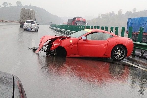 京藏高速一旅游大巴與貨車相撞，1人遇難11人受傷(3)