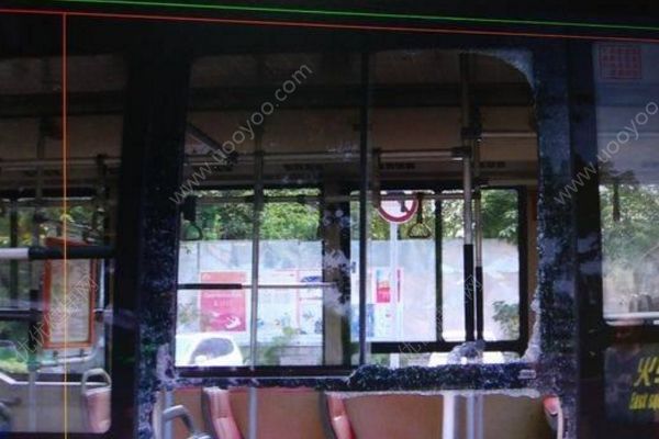 車未到站欲強行下車，大爺取下安全錘怒砸公交車窗(2)