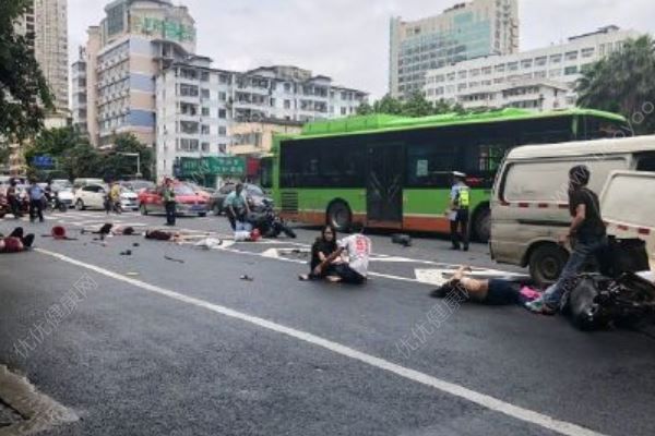 南寧桃源路面包車失控連撞6輛電瓶車死傷慘重，血站血量庫存緊張(1)