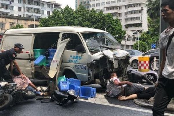 南寧桃源路面包車失控連撞6輛電瓶車死傷慘重，血站血量庫存緊張(2)