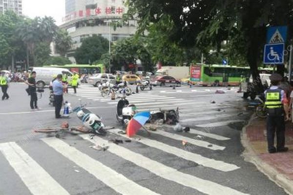 南寧桃源路面包車失控連撞6輛電瓶車死傷慘重，血站血量庫存緊張(4)