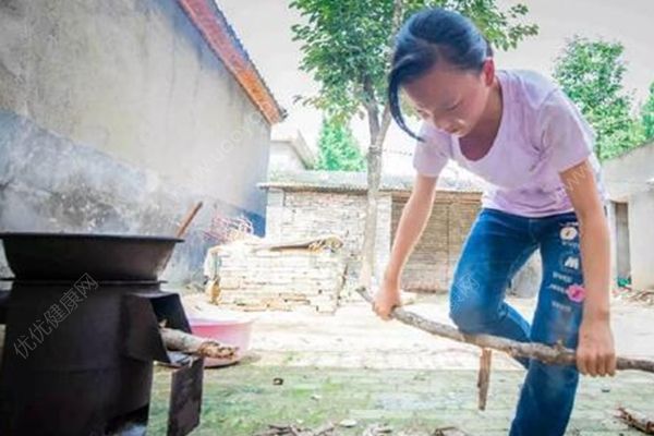 雙胞胎姐妹干農(nóng)活，一家6口3人重病1人去世(4)