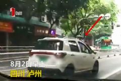 男子駕車(chē)一路狂飆，倆交警掛車(chē)身上被拖行數(shù)百米[多圖]