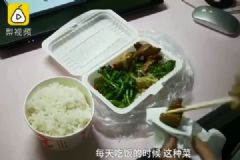 表演系女生吃飯用紙吸油，因為長胖會掛科！[多圖]