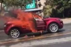 情侶吵架同歸于盡，路虎汽車起火車內(nèi)兩人身亡[多圖]