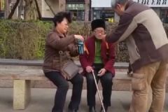 66歲女兒牽96歲母親逛街，如何做才能健康長(zhǎng)壽？[多圖]