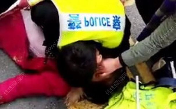 女子街頭倒地猝死，倒地猝死是什么原因造成的？(1)