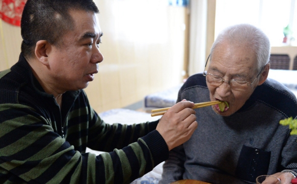 老人不愛吃飯是什么原因？老人不愛吃飯怎么回事？(1)