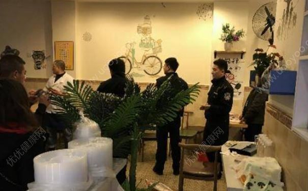 四川某校外餐館疑似食物中毒事件，46人被送醫(yī)救治(4)