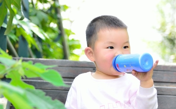 寶寶嗆水了怎么辦？如何預防寶寶嗆水？(1)