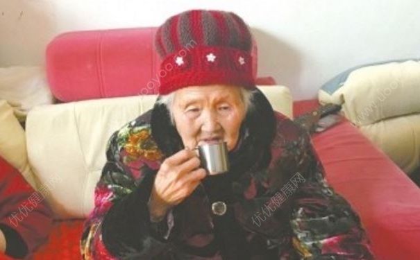 92歲老人每天喝八兩酒，老人喝酒對身體有什么好處？(1)