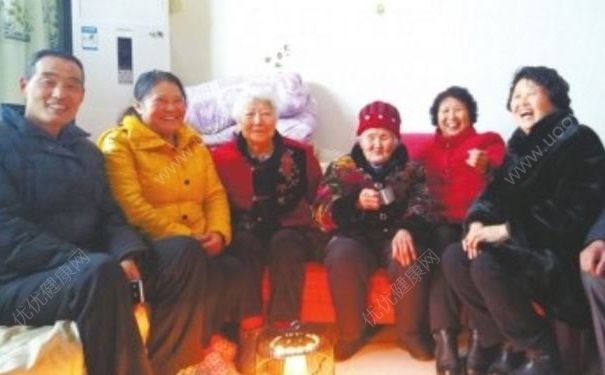 92歲老人每天喝八兩酒，老人喝酒對身體有什么好處？(2)