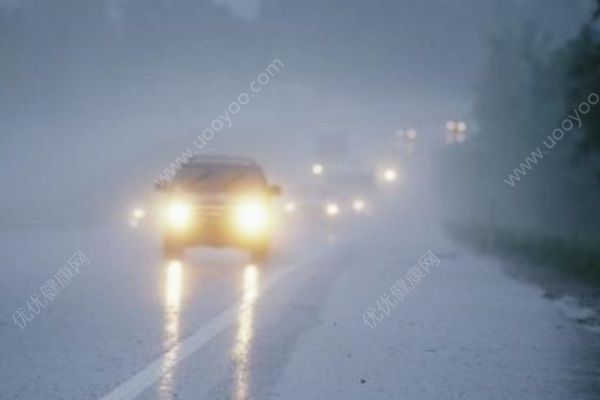 女子因大雨不敢開車，無證男友在高速路上幫忙駕駛(4)