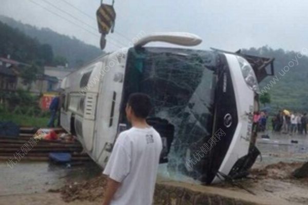 六安市一校車與貨車刮擦后側(cè)翻，致17人受傷(4)