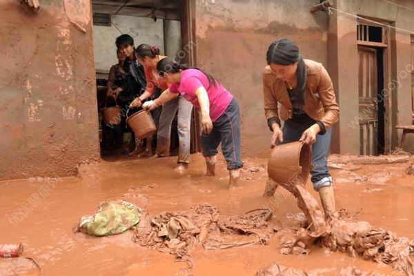 學(xué)生考試時洪水倒灌進(jìn)校園，老師合力抵校門擋洪水(4)